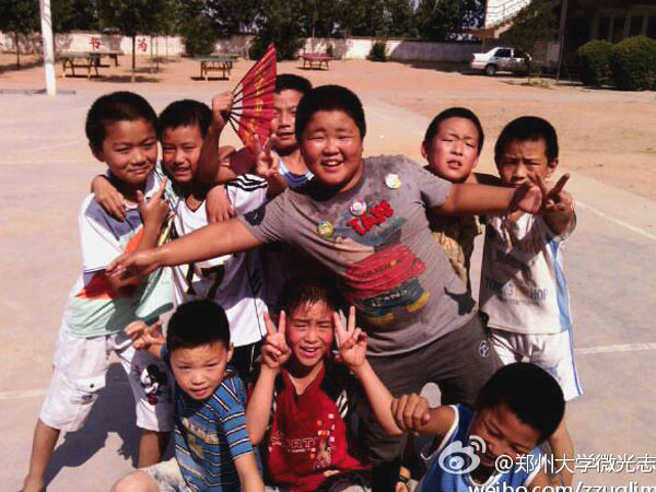 7��17�գ����ƻ��s�Q���룬��������ٿh�R��ƺ�l(xi��ng)��?j��ng)_С�W(xu��)��ȭ��С꠆T����Ȼ�����ڵ��ž������������ڞ��������ݴ�W(xu��)��΢�⡱־Ը�߈F(tu��n)��e�k�ĵ���ˇ�R������(zh��n)�䡣