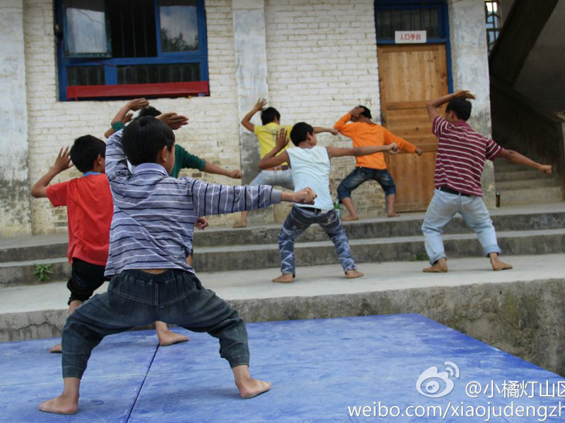 7��31�գ���С�ٟ���ɽ�^(q��)���W(xu��)����֧�����ǭ����ؑ�S�h�����l(xi��ng)����С�W(xu��)����20���֧�̻�Ӽ����Y(ji��)���������������ҵ�Ͷ�뵽����ˇ�R�ݵĜʂ��A�Ρ��D�麢�ӂ��ڞ�R���u�����ž���