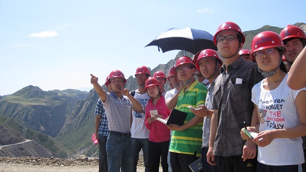 7��9�գ�ʯ���Ӵ�W��������顱�F꠵ڶ���ǰ����˹����ˮ���м~���̣������{(di��o)�п�˹����ˮ���м~���̵ĵ��|(zh��)��r���D��꠆T�����J�� ȡ�����ώ����v�⡣