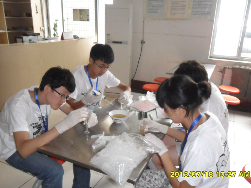 7��27�գ����ϴ�W���YԴ�ɡ�����������`��꠵��_��һ�����`�ء����ĳ���꠆T���R��ͣ��ǰ����һ��ȡ���c�M��ȡ�ӹ������D��꠆T���ڌ�200ml�Ę�Ʒ�b�M20��С������ԇ��ƿ����