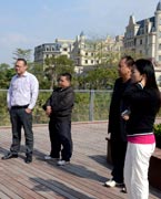 網友參觀晉陽湖　　晉陽湖項目原投資計劃為2.2億元，區域內五座橋為景觀橋。為完善其功能，強化景觀提升效果，對部分項目進行了優化、提升，包括將區域內五座景觀橋改為市政橋并新增兩座市政橋。