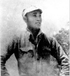 ���һ���1911��1941������Ұ�Q���M�壬�|��ʡ�|ꖿhʯ�������ˡ�1930������Ї����a(ch��n)�h��1931�ꡰ��һ�ˡ���׃���l(f��)����(j��ng)У��ͬ�⣬����W(xu��)���ؼ��l(xi��ng)���ա�1932��5���ڼ��l(xi��ng)�M����ƽ�|�����x��܊�����������ô����£�ָ�]����(zh��n)�`��C(j��)�ӣ��˷Q��С��������1935�ꅢ�ӡ�һ��.�š��W(xu��)���ۇ��\(y��n)�ӣ����u(y��)���\(y��n)���еġ���������1939�����A��������(li��n)܊˾��T����ף��ΰ�·܊�x�켽܊�^(q��)��ʮ�F(tu��n)�F(tu��n)�L��1941��2��4�գ��r(sh��)�ΰ�·܊�x�켽܊�^(q��)��ʮ�F(tu��n)�F(tu��n)�L���һ�����ָ�]�����R�I��(zh��n)���в��Ҡ�������H30�q��