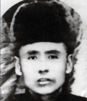 ���F÷��1893��1934�����������|����Ϫ��1931��10����Ѯ�����F÷�������|�������l(w��i)܊�����ڵ��|���P�ǡ�ᶎr���f��һ����ӡ�1932��3�£��|���񱊿��վȇ���ί�����F÷��|�����x��܊��28·܊˾�1934��5��30���������F÷����͢�o���I(l��ng)�Ăα��°����(du��)���@��1934��9��28��ҹ�����F÷����܊�ٰ�񽵟oЧ�±�������1935�깲�a(ch��n)�h�l(f��)���ġ���һ���ԡ��У��Q���ǡ���ȇ������|������Ӣ�ۡ���1988�걻׷�J(r��n)�������ʿ��2014��9��1�գ������������������ĵ�һ��300����������Ӣ�Һ�Ӣ��Ⱥ�w��䛡�