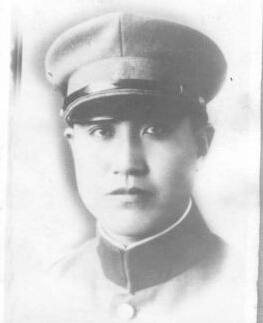 ���ߣ��h�壬�|���d���ˣ�1908������������ڵ�����ͥ���x�켽܊�^(q��)�Γ�܊˾��T��1924���M(j��n)��|���v���ã����I(y��)����У����У�̹١�1931�����Rռɽ���(du��)����У���٣������˽��򿹑�(zh��n)�Ȍ�������(zh��n)��1936���κӱ����h��܊��У����(d��o)�L��1938��8���ʲ����x�����(du��)���x�켽܊�^(q��)��ʽ������x�켽܊�^(q��)�Γ�܊������˾��T��1939������Ї����a(ch��n)�h��1940���ڰوF(tu��n)���(zh��n)�Љ��Ҡ������r(sh��)��32�q��