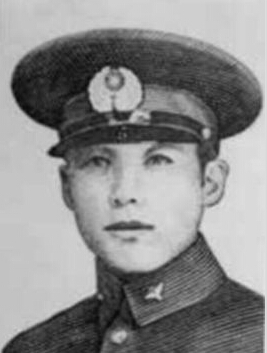 鐺��ģ�1916�꣭1937��8��17�գ����|�����(zh��n)�ˣ���܊��5���մ��(du��)�w�ІT�� ����һ�ˡ���׃�����܊����У���ڮ��I(y��)��1937��8��17�գ����ٵ�����(du��)�Zը�Ϻ����Ĵ�·��܊�܊˾��r(sh��)�����ձ�܊�(du��)֮�����ړ��У��C(j��)������鐺�����������딳ꇣ��┵(sh��)ʮ���ձ�ʿ���������񽵣�鐺��Ĳ������ӡ����w�ІT����֘�����������܊��֮�������һ�w�ӏ��Ԛ�ѳ����������������һ����������Ӣ�ҡ�