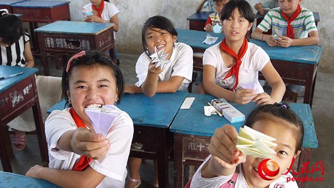 ���ϿƼ���W��һ��һ·���x��֧���c���ʷ�ؚ�{�Ќ��`�F��������ꖿh��¹ɽ悴u�ŸG���_չ�x��֧�̺ͷ�ؚ�{�У�־Ը�߽o���ӂ��_�O�ֹ��n�ã��D�麢�ӂ�չʾ�ֹ���Ʒ�����F��ṩ��