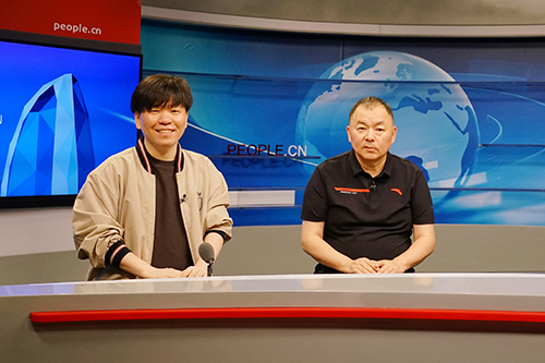 電影頻道節(jié)目中心副總編輯王平久（右）、音樂(lè)制作人常石磊（左）做客人民網(wǎng)。人民網(wǎng)記者 皇甫萬(wàn)里 攝