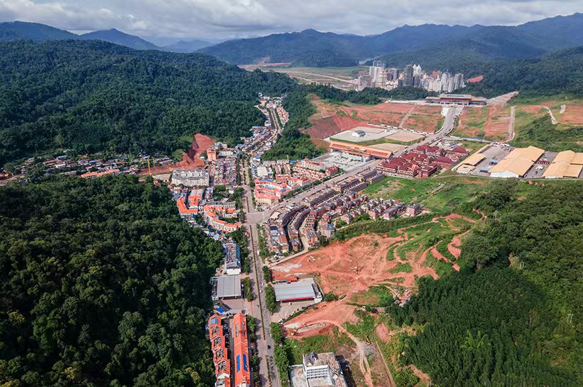 磨憨口岸俯瞰，右前方高層白色建筑群為老撾境內。人民網(wǎng)記者 符皓攝