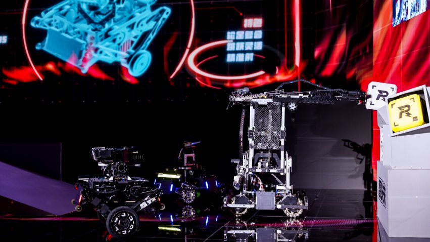 武漢工程大學(xué)大學(xué)生們帶來的機(jī)甲大師對抗比賽。主辦方供圖